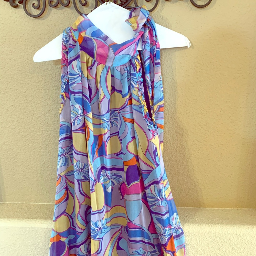 Knee length dress, ties at the neck